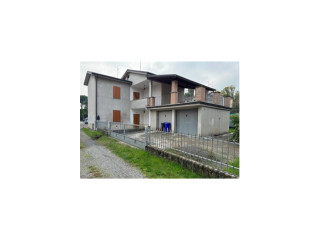 Casa indipendente con doppio garage in centro a Medesano 350.000