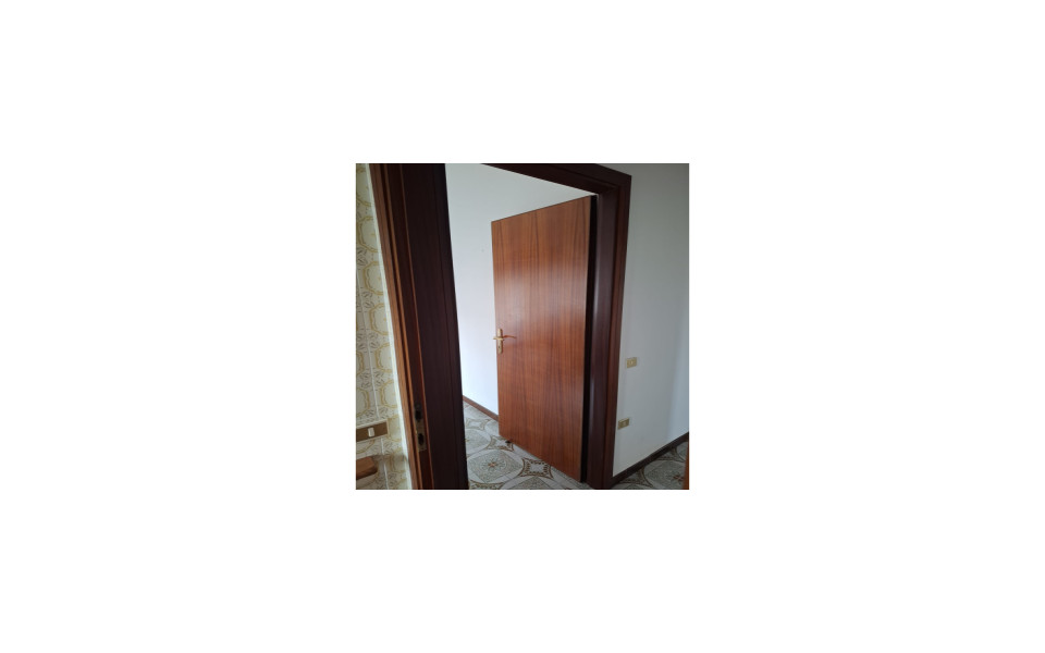 stock-11-porte-da-interno-in-noce-tanganika-cagliari-quartiere-del-sole-big-1